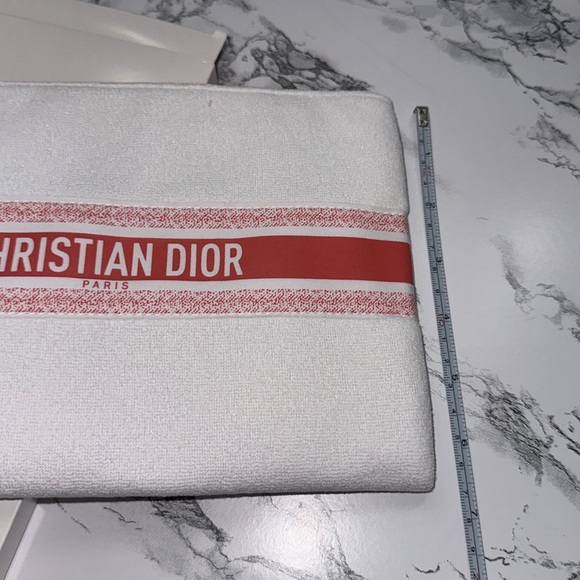 NWT Dior cloth pouch
Coral color
Never used
Still in box
100% Authentic - Picture 5 of 7